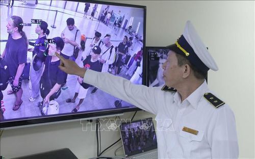 Lực lượng Kiểm dịch y tế cửa khẩu Hữu Nghị (Lạng Sơn) trực tiếp kiểm soát thân nhiệt khách nhập cảnh qua hệ thống camera thân nhiệt từ xa.