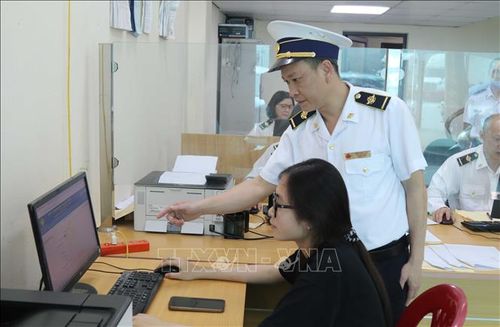 Lực lượng Kiểm dịch y tế cửa khẩu Tân Thanh (Lạng Sơn) hướng dẫn doanh nghiệp khai báo thủ tục xuất nhập khẩu trên không gian mạng.