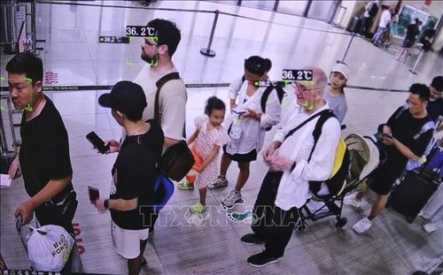 Thân nhiệt của hành khách nhập cảnh được thể hiện qua hệ thống camera thân nhiệt từ xa nhằm phát hiện các trường hợp bất thường.