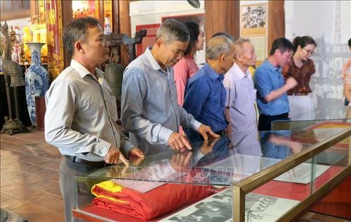 Khu lưu niệm đang lưu giữ và trưng bày nhiều hình ảnh, tư liệu quý về Bác cùng chuyến thăm, động viên nhân dân chống hạn năm 1958.