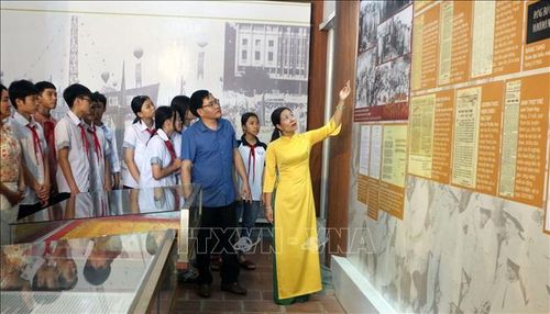 Học sinh tham quan, nghe giới thiệu về sự kiện Bác Hồ về thăm công trường đắp đập Cát Tường năm 1958.