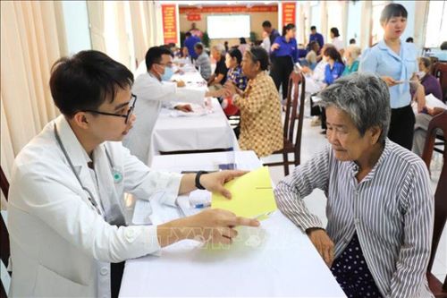 Thăm khám, tầm soát bệnh cho người dân. Ảnh: Đức Hạnh/TTXVN