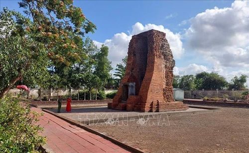 Tháp cổ Vĩnh Hưng - Di tích quốc gia đặc biệt, tọa lạc tại ấp Trung Hưng 1B, xã Châu Thới, tỉnh Cà Mau.