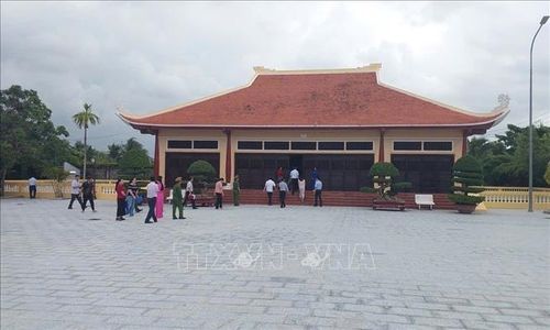Nhà trưng bày hình ảnh và hiện vật Nhạc sĩ Cao Văn Lầu trong Khu lưu niệm Đờn ca tài tử Nam bộ và cố nhạc sĩ Cao Văn Lầu tại phường Bạc Liêu, tỉnh Cà Mau.