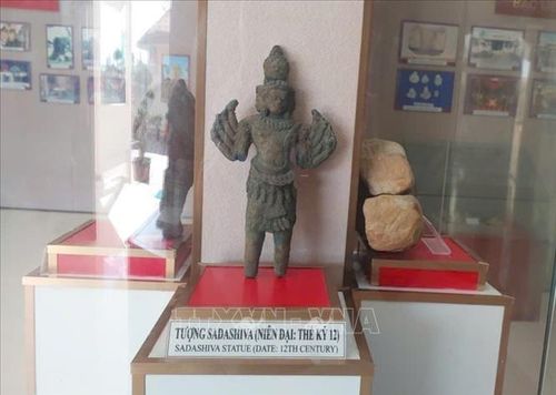 Tượng SADASHIVA (Thế kỷ XII) được trưng bày tại Tháp cổ Vĩnh Hưng - Di tích quốc gia đặc biệt, tọa lạc tại ấp Trung Hưng 1B, xã Châu Thới, tỉnh Cà Mau.