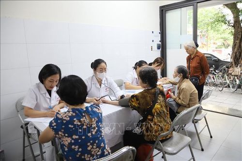 Thăm khám, chăm sóc sức khỏe cho người cao tuổi.