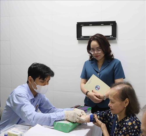 Khám sức khỏe cho người cao tuổi tại phường Cửa Nam (Hà Nội).