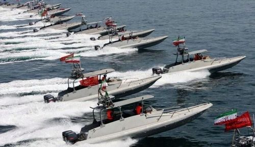 Lực lượng Vệ binh Cách mạng Hồi giáo Iran tiến hành cuộc diễu hành quy mô lớn của hải quân nước này. Ảnh: IRNA/TTXVN