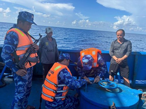 Lực lượng chức năng BTL Vùng Cảnh sát biển 4 kiểm tra, niêm phong hàng hóa vi phạm trên Tàu BV 99889 TS. Ảnh: Hồng Đức