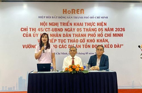 Đại diện ban tổ chức trả lời các thắc mắc của doanh nghiệp liên quan đến bất động sản.