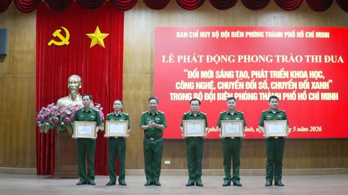 Trao tặng Bằng khen cho cá nhân, tập thể có thành tích trong thực hiện Đề án tuyên truyền, phổ biến Luật Biên phòng Việt Nam giai đoạn 2021 - 2025.