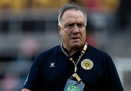 HLV Dick Advocaat sẽ trở thành huấn luyện viên cao tuổi nhất cầm quân ở VCK World Cup. Ảnh: Getty Images