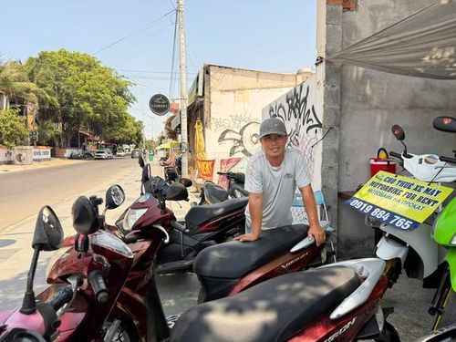 Anh Cảnh, chủ một cơ sở cho thuê xe máy ở Mũi Né.