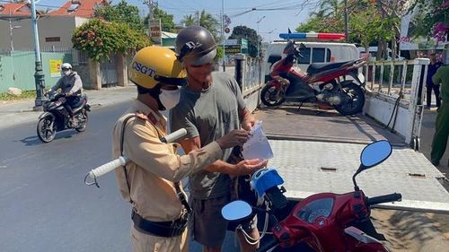 Đội CSGT Đường bộ số 3, Phòng CSGT – Công an tỉnh Lâm Đồng kiểm tra, xử lý người nước ngoài khi tham gia giao thông ở Mũi Né.