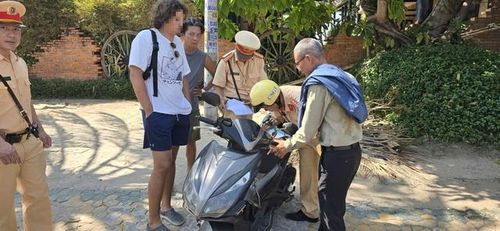 CSGT Lâm Đồng kiểm tra, xử lý các trường hợp người nước ngoài vi phạm trật tự an toàn giao thông.