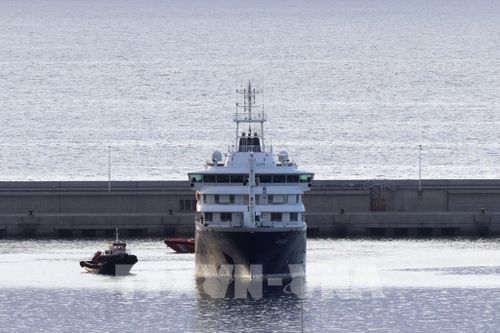 Tàu du lịch MV Hondius tại cảng Granadilla trên đảo Tenerife, Tây Ban Nha. Ảnh: THX/TTXVN