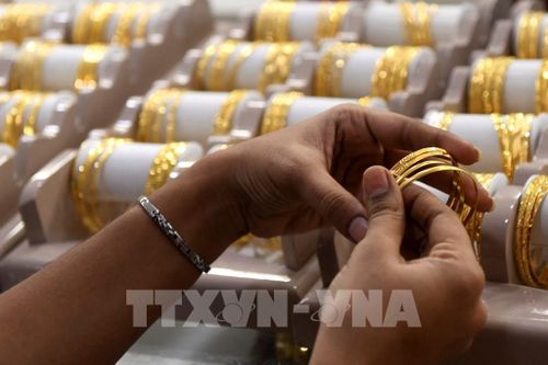 Một cửa hàng kim hoàn ở Chennai, Ấn Độ. Ảnh: AFP/TTXVN