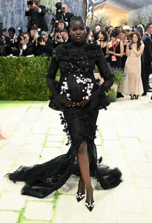 Adut Akech mang đôi giày mules của Thom Browne. Ảnh: Getty Images
