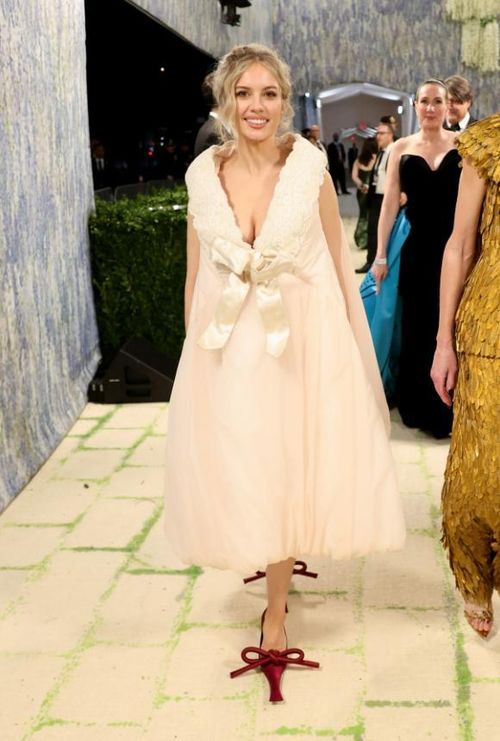 Anna Weyant kết hợp trang phục cùng giày cao gót Marc Jacobs. Ảnh: Getty Images