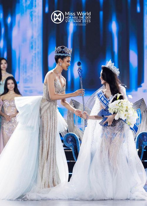 Opal Suchata có mặt trong khoảnh khắc Phương Oanh đăng quang Miss World Vietnam 2025.