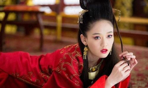 Đông Phương Bất Bại là nhân vật khiến cả võ lâm khiếp sợ sau khi luyện thành Quỳ Hoa Bảo Điển.
