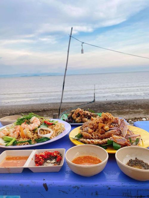 Đến biển Tân Thành nhớ thưởng thức hải sản tươi ngon, giá rẻ.