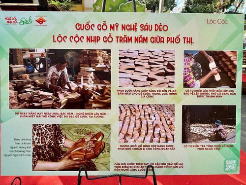 Bộ ảnh về nghề làm guốc gỗ mỹ nghệ của sinh viên Khoa báo chí, được trưng bày tại Đường sách