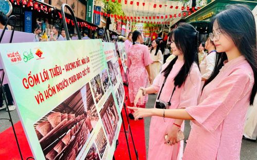 Không gian trưng bày ảnh về làng nghề thu hút nhiều bạn trẻ. Ảnh: Hồ Lam