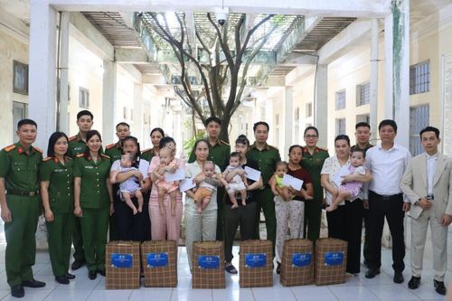 Ban tổ chức tặng quà cho các cháu nhỏ là con của phạm nhân 
