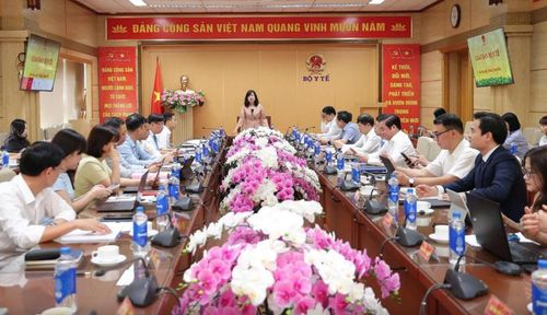 Bộ trưởng Bộ Y tế Đào Hồng Lan phát biểu giao nhiệm vụ cho Cục trưởng Cục An toàn thực phẩm.