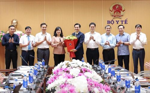 Bộ trưởng Đào Hồng Lan, Thứ trưởng Thường trực Bộ Y tế Vũ Mạnh Hà; Thứ trưởng Trần Văn Thuấn và Thứ trưởng Lê Đức Luận và các đại biểu chúc mừng tân Cục trưởng Cục An toàn thực phẩm Chu Quốc Thịnh.