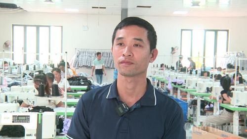 Anh Bùi Minh Đức, nhân viên bộ phận kho của Công ty TNHH May xuất khẩu HC Vina. Ảnh: Đồng Cường