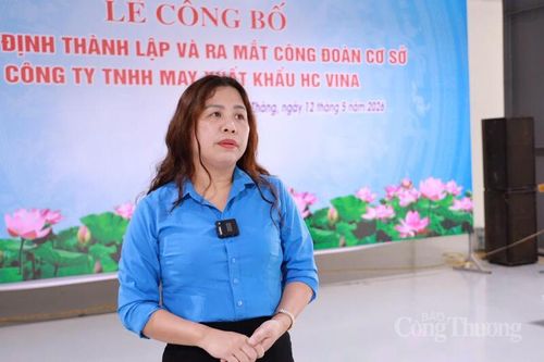 Bà Lê Hường, Chủ tịch Công đoàn phường Thống Nhất (tỉnh Phú Thọ) trao đổi với phóng viên Báo Công Thương. Ảnh: Việt Khoa