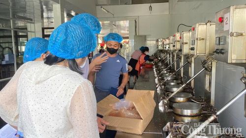 Kiểm tra công tác an toàn vệ sinh thực phẩm tại các cơ sở sản xuất kinh doanh hàng ăn uống, thực phẩm đường phố.