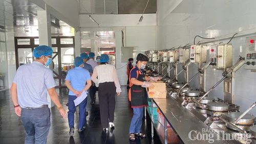 Kiểm tra các cơ sở sản xuất, kinh doanh thực phẩm trên địa bàn.