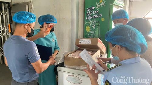Các cơ sở kinh doanh thực phẩm được yêu cầu chấp hành nghiêm quy định về an toàn thực phẩm.