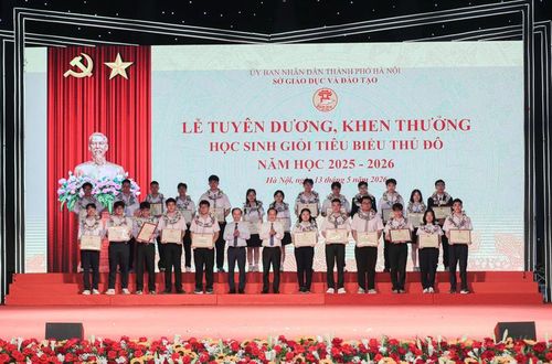 Ông Phạm Tất Thắng, Phó Trưởng ban Thường trực Ban Tuyên giáo và Dân vận Trung ương cùng ông Trần Thế Cương, Phó Chủ tịch Thường trực HĐND TP Hà Nội trao bằng khen cho các học sinh tiêu biểu của Thủ đô năm học 2025-2026. Ảnh: Lê Hải