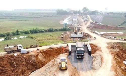 Công trình cầu Mọ bắc qua sông Cầu Chày thuộc địa bàn xã Xuân Tín đang được triển khai thi công.