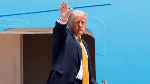 Tổng thống Mỹ D. Trump bắt đầu chuyến thăm Trung Quốc. Ảnh: SBS.