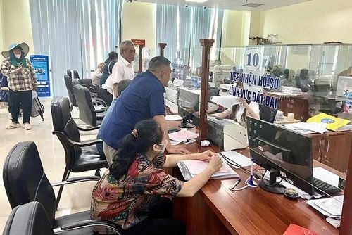 Người dân đến giao dịch tại bộ phận tiếp nhận hồ sơ lĩnh vực đất đai (Trung tâm Phục vụ hành chính công phường Hạc Thành).