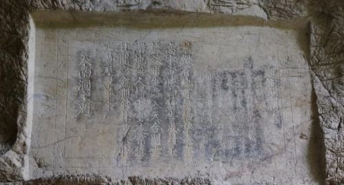 Tương truyền, Vua Lê Thánh Tông đã tới đây du ngoạn, đề thơ lên mái đá, lấy tên Thiên Nam Động Chủ.