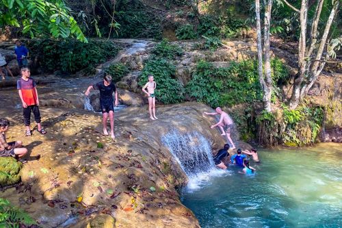 Gia đình anh Hà Văn Huy là một trong những hộ dân làm du lịch cộng đồng sớm tại bản Hiêu. Theo anh Huy, vài năm gần đây lượng khách đến đông hơn, đặc biệt là những người yêu thích trải nghiệm thiên nhiên và nghỉ dưỡng giữa núi rừng.