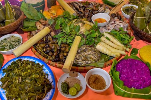 Ngoài tắm thác, trekking, du khách còn được trải nghiệm đời sống bản địa và thưởng thức các món đặc sản như cá suối nướng, cơm lam, măng đắng hay vịt Cổ Lũng.