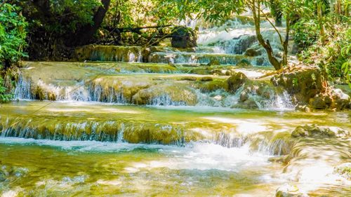 Thác Hiêu được hình thành từ dòng suối Hiêu chảy qua dãy núi đá vôi. Dòng nước từ độ cao khoảng 100m đổ xuống, tạo thành nhiều tầng thác nối tiếp nhau trước khi hòa vào hồ nước tự nhiên dưới chân núi.