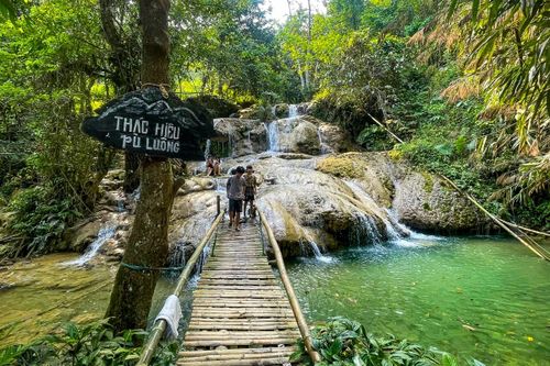 Mùa hè này, thác Hiêu đang trở thành điểm hẹn của những du khách muốn rời xa nhịp sống ồn ào để tìm về vẻ nguyên sơ, mát lành và sự bình yên giữa đại ngàn Pù Luông.