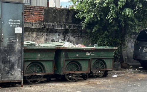 Các xe thu gom rác được bố trí tập kết tại vị trí quy định. Ảnh: PV