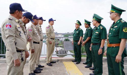 Chỉ huy Đồn Biên phòng Cửa khẩu Khánh Bình trao đổi tình hình biên giới, cửa khẩu với lực lượng bảo vệ biên giới Campuchia.