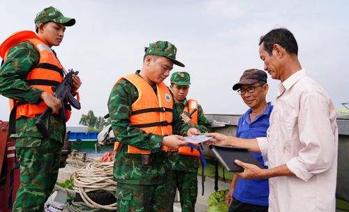 Tổ công tác Đồn Biên phòng Cửa khẩu Long Bình tuần tra, tuyên truyền pháp luật đến người dân đoạn biên giới trên sông Hậu.