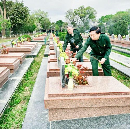 Lãnh đạo Hội Cựu thanh niên xung phong tỉnh thắp hương tại Nghĩa trang Liệt sĩ Điện Biên Phủ.