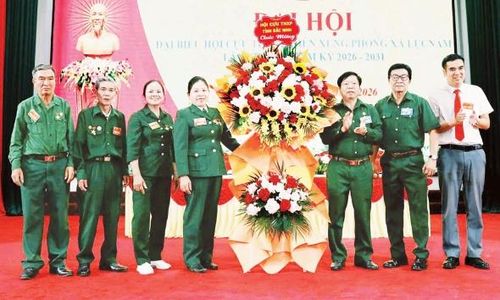Lãnh đạo Hội Cựu thanh niên xung phong tỉnh tặng hoa chúc mừng Đại hội đại biểu Hội Cựu thanh niên xung phong xã Lục Nam, nhiệm kỳ 2026 - 2031.